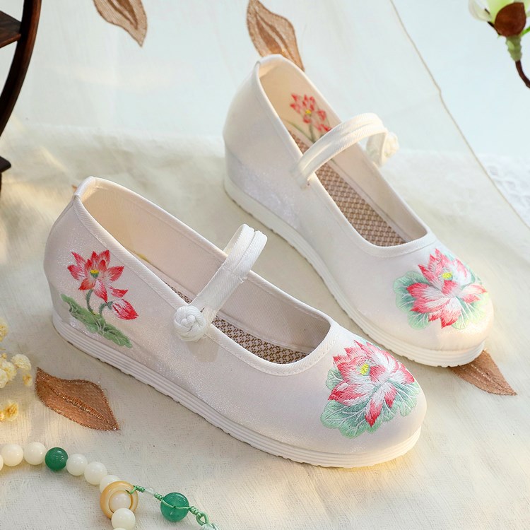 Embroidery Yes - รองเท้าส้นเตารีดแบบแมรี่เจนปักลายดอกบัวสีขาวและเขียวสำหรับผู้หญิง ปี 2026 สไตล์โอเรียนทัล รองเท้าฮั่นฝูแบบจีน รองเท้าลำลองแบบสวม