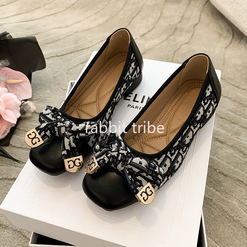 Embroidery Yes - รองเท้าส้นเตี้ยแบบสวมสบายสไตล์ฝรั่งเศสสำหรับผู้หญิง ดีไซน์เซ็กซี่ หัวเหลี่ยม แต่งลายปัก เหมาะกับกระโปรง ส้นเตี้ยเล็กน้อย