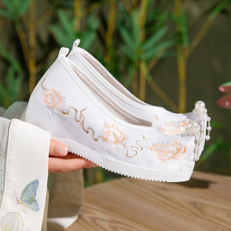 Embroidery Yes - รองเท้าฮั่นฝูปักลายดอกโบตั๋นแบบจีนสำหรับผู้หญิง ปี 2026 ส้นเตารีด ประดับมุก สีขาว/ชมพู