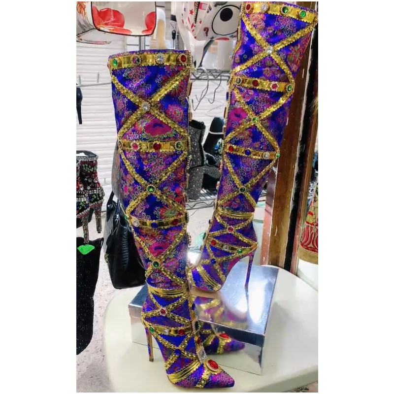 Embroidery Yes - รองเท้าบูทส้นเข็มประดับเพชรหลากสี แต่งขอบทอง รุ่นปี 2026 ปลายแหลม รองเท้าบูทยาวถึงเข่า