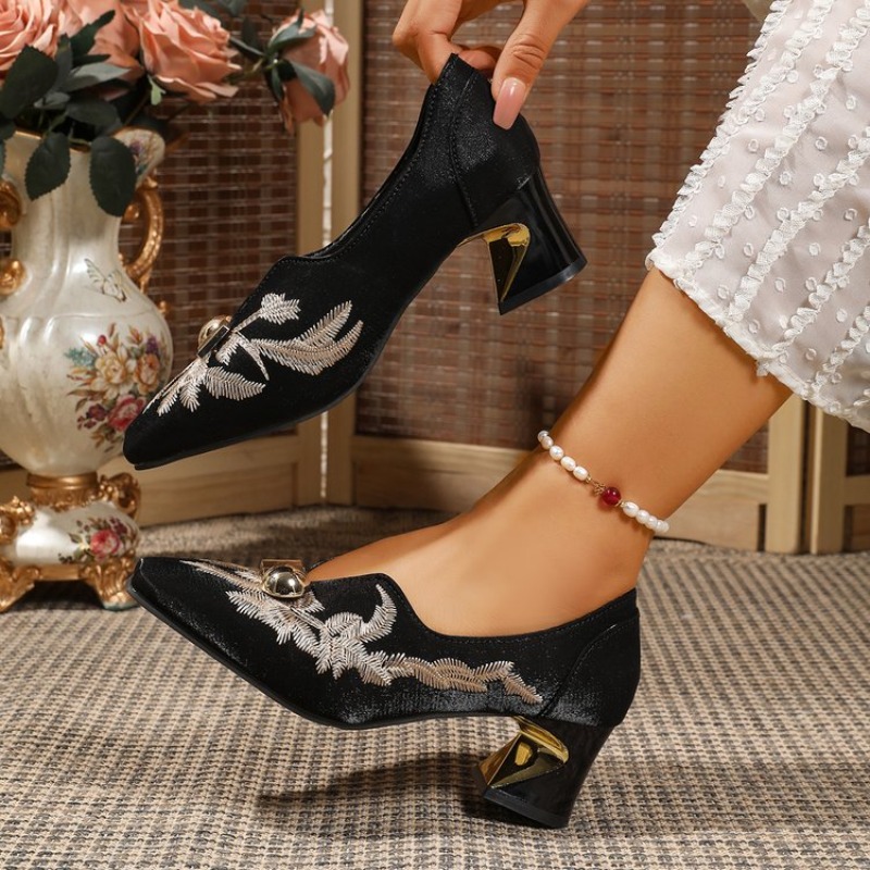 รองเท้าผู้หญิงแฟชั่นดีไซน์ปักล - Embroidery Yes บทวิจารณ์และราคา